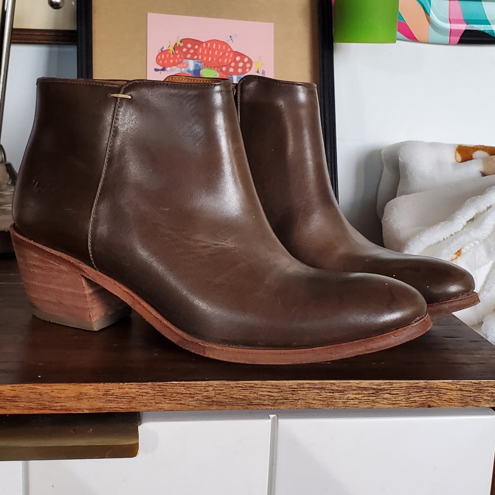 John Fluevog olive green ankle boots - Picture 5 of 5